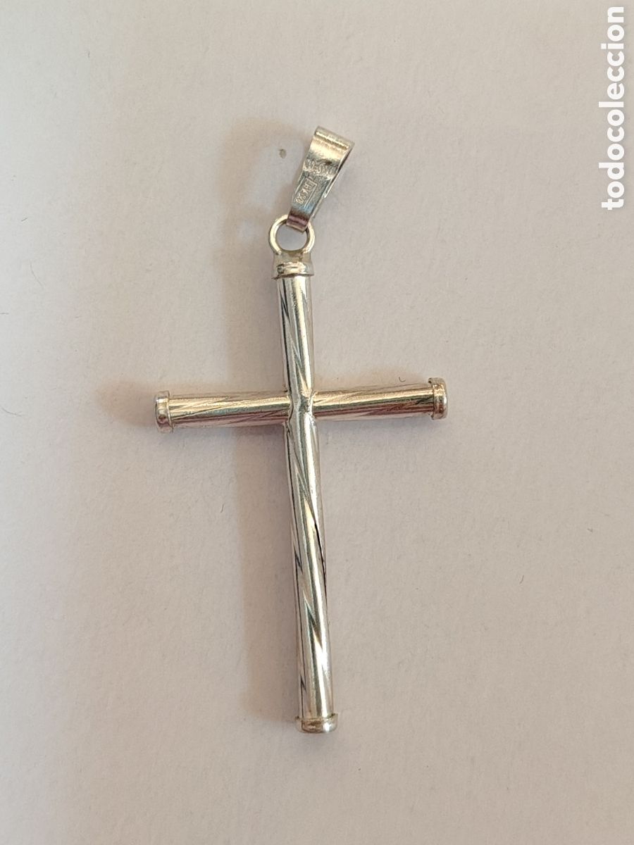 Antig&uuml;edades: Elegante colgante con forma de cruz, realizado en plata con un dise&ntilde;o tubular. - Dise&ntilde;o tubular.