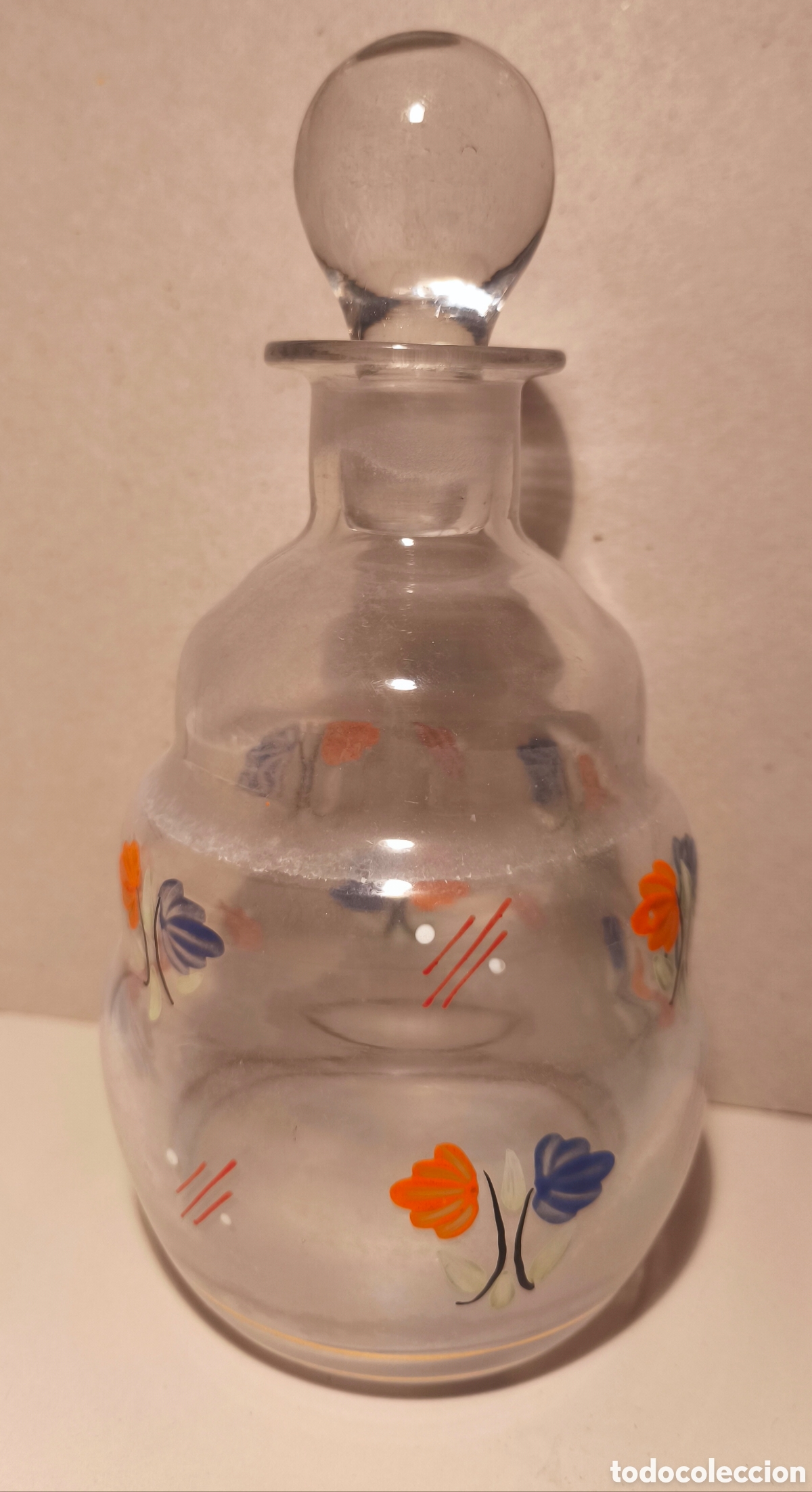 Antig&uuml;edades: licorera o decantador de vidrio vintage con flores pintadas a mano, art&iacute;culo decorativo y funcional