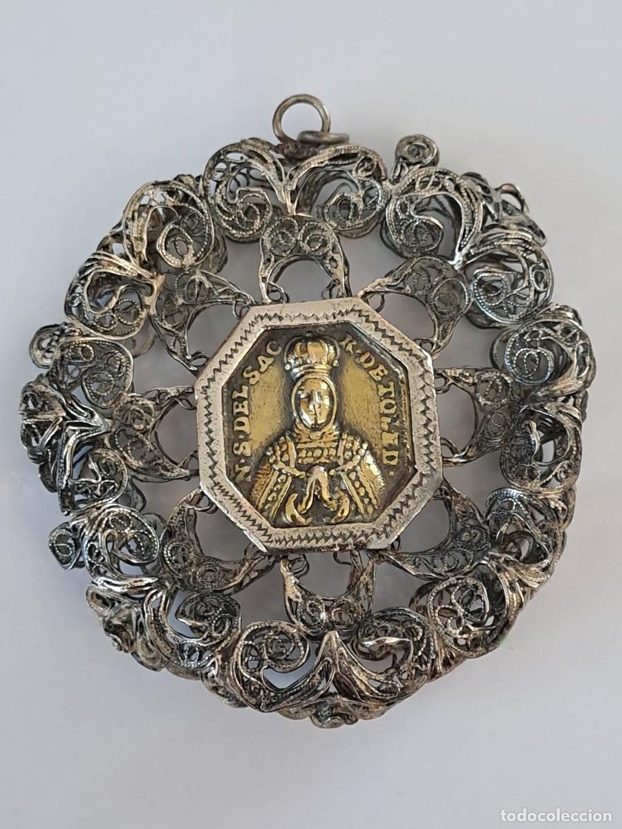 Antig&uuml;edades: Medall&oacute;n-relicario de plata. La Virgen del Rosario (Toledo) y S. Isidro (Madrid) Siglos XVII- XVIII
