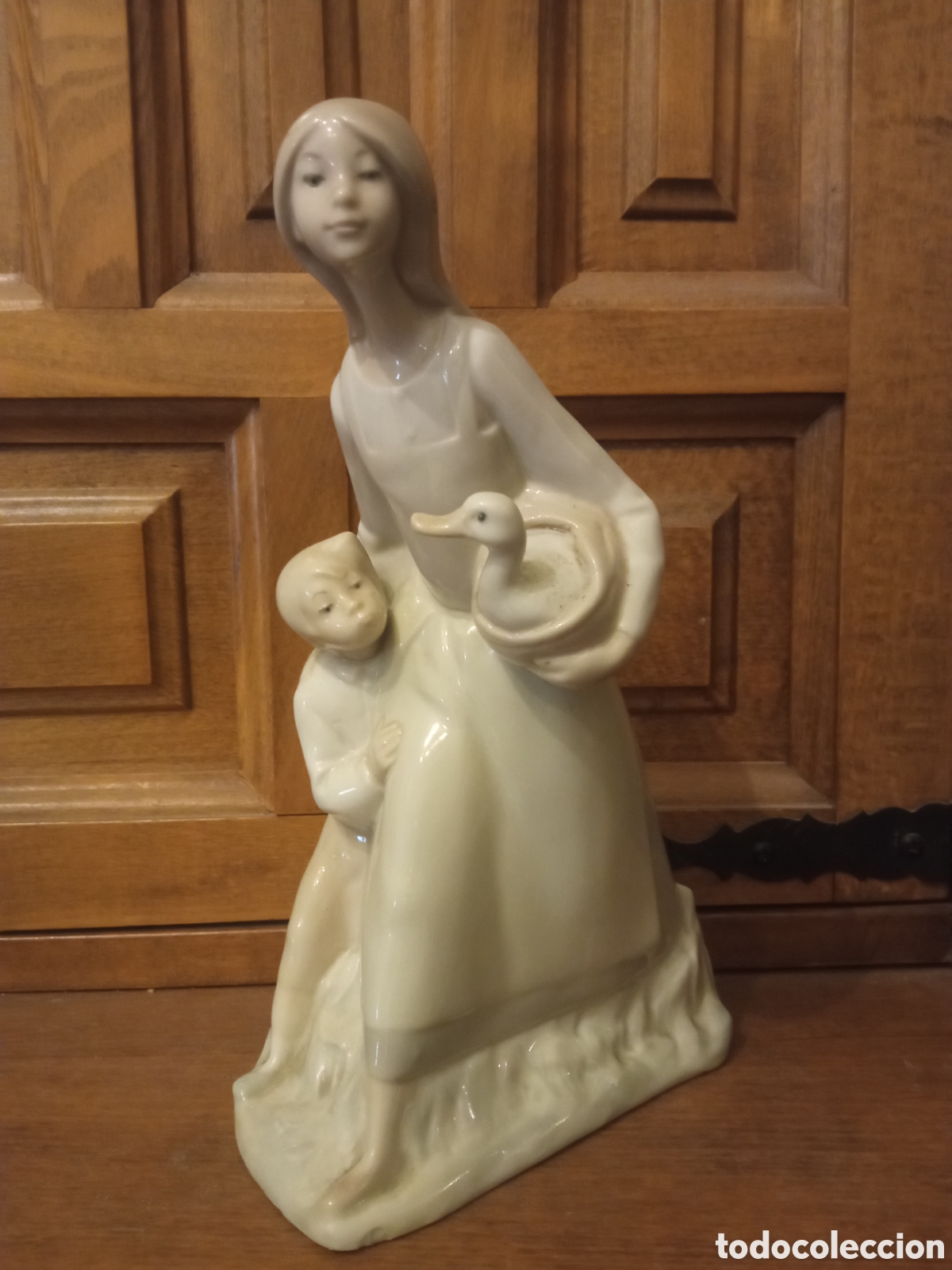 Antig&uuml;edades: Antigua figura de porcelana, El Rosal de Lladro, numerada de 24 cm de altura