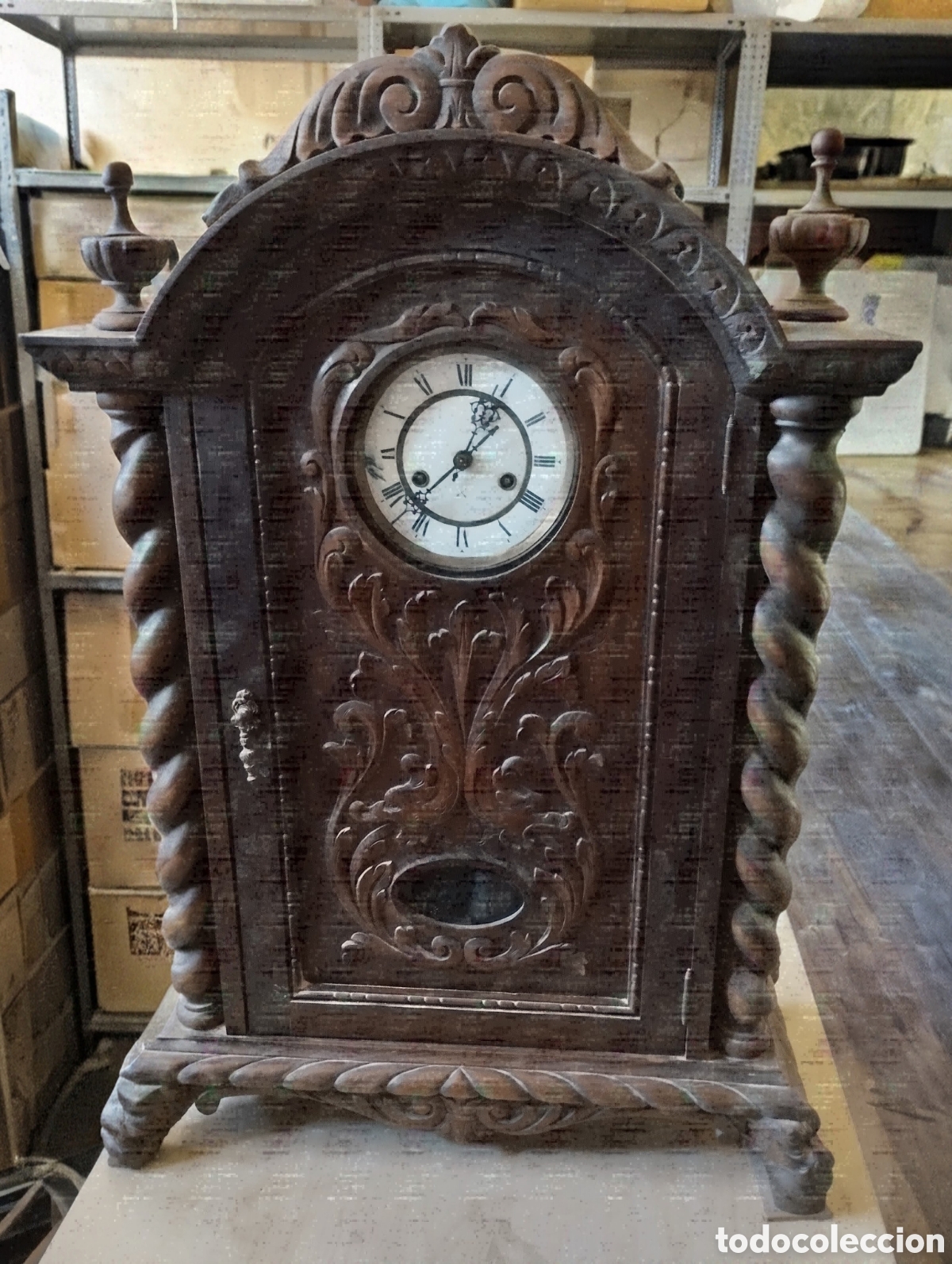 Antig&uuml;edades: antiguo RELOJ P&Eacute;NDULO de SOBREMESA en MADERA algo da&ntilde;ada EN NORMAL ESTADO y FUNCIONA CON NORMALIDAD