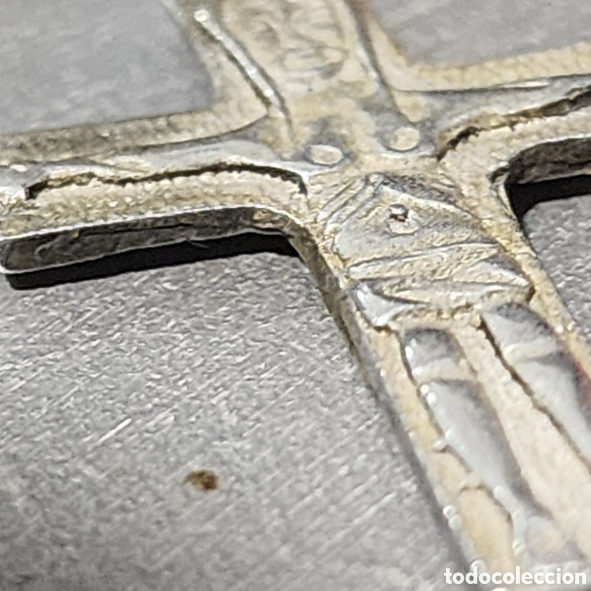 Antig&uuml;edades: Cruz de Plata Maciza Pierre Toulhoat (Quimper) - Firmada - Arte Sacro Rom&aacute;nico 3,3 x 2,2 cm