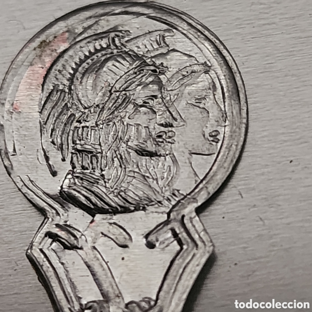 Antig&uuml;edades: Antiguo Enhebrador de Agujas en Plata de Ley 800 &ndash; Relieve Neocl&aacute;sico (Marte/Atenea) &ndash; Utensilio de