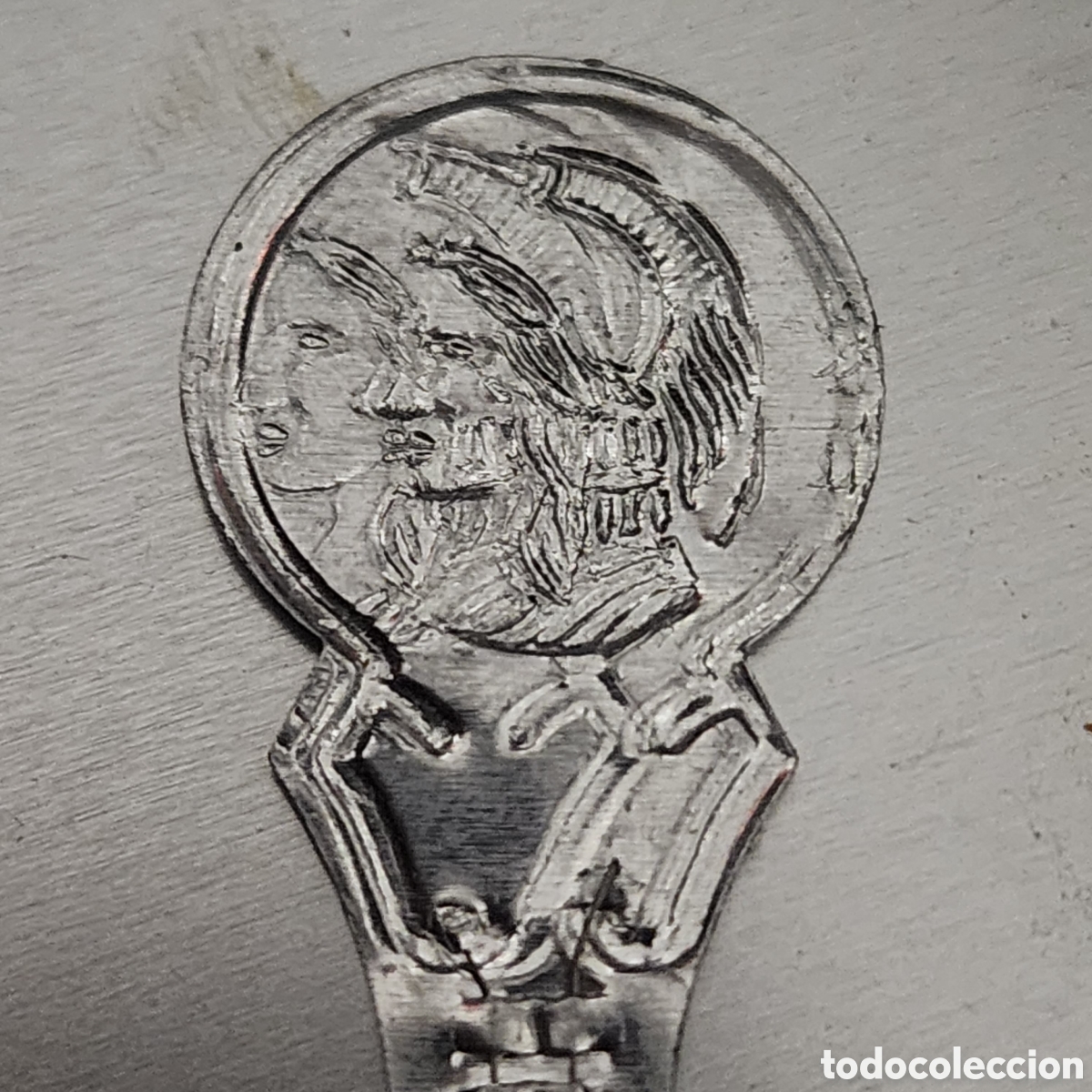 Antig&uuml;edades: Antiguo Enhebrador de Agujas en Plata de Ley 800 &ndash; Relieve Neocl&aacute;sico (Marte/Atenea) &ndash; Utensilio de