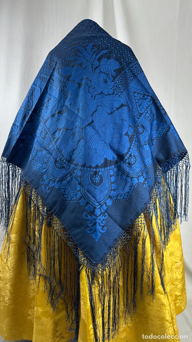 Antig&uuml;edades: Mant&oacute;n azul adamascado