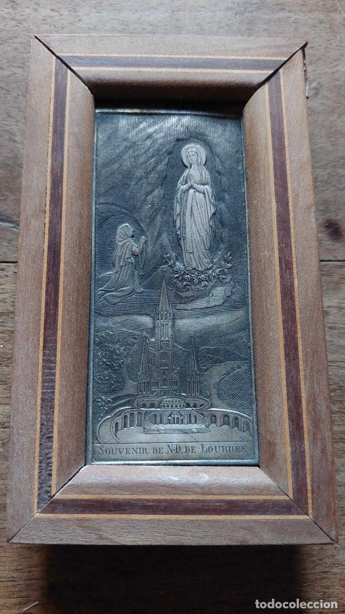 Antig&uuml;edades: Aniguo souvenir de Lourdes en placade plata