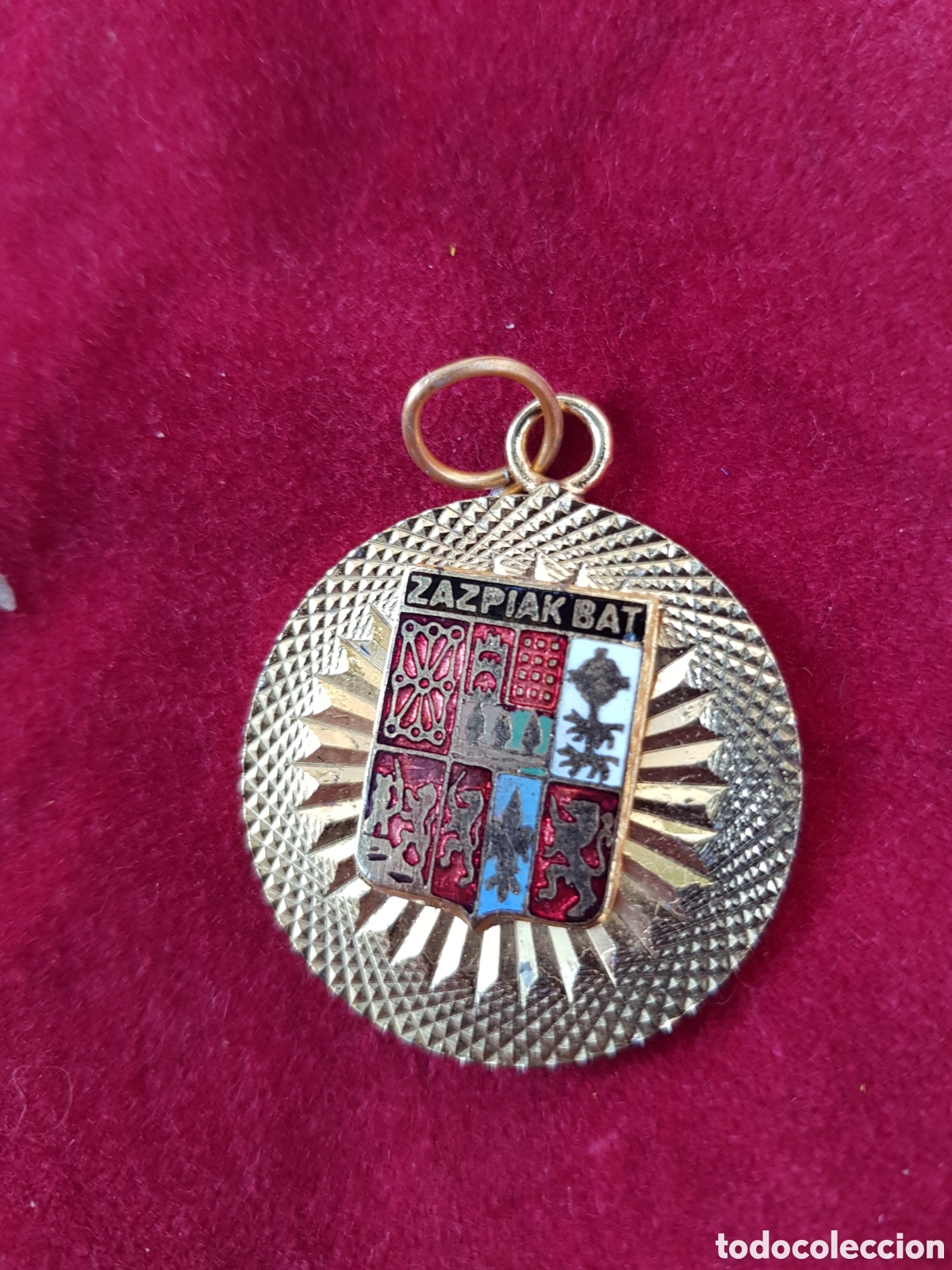 Antig&uuml;edades: ANTIGUA MEDALLA ESMALTADA DE ZAZPIAK BAT