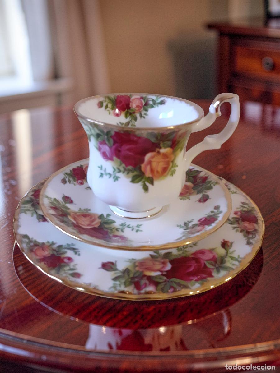 Antig&uuml;edades: Tr&iacute;o de caf&eacute; con taza/platillo Nuevos Plato bajo segunda mano Royal Albert Old Country Roses