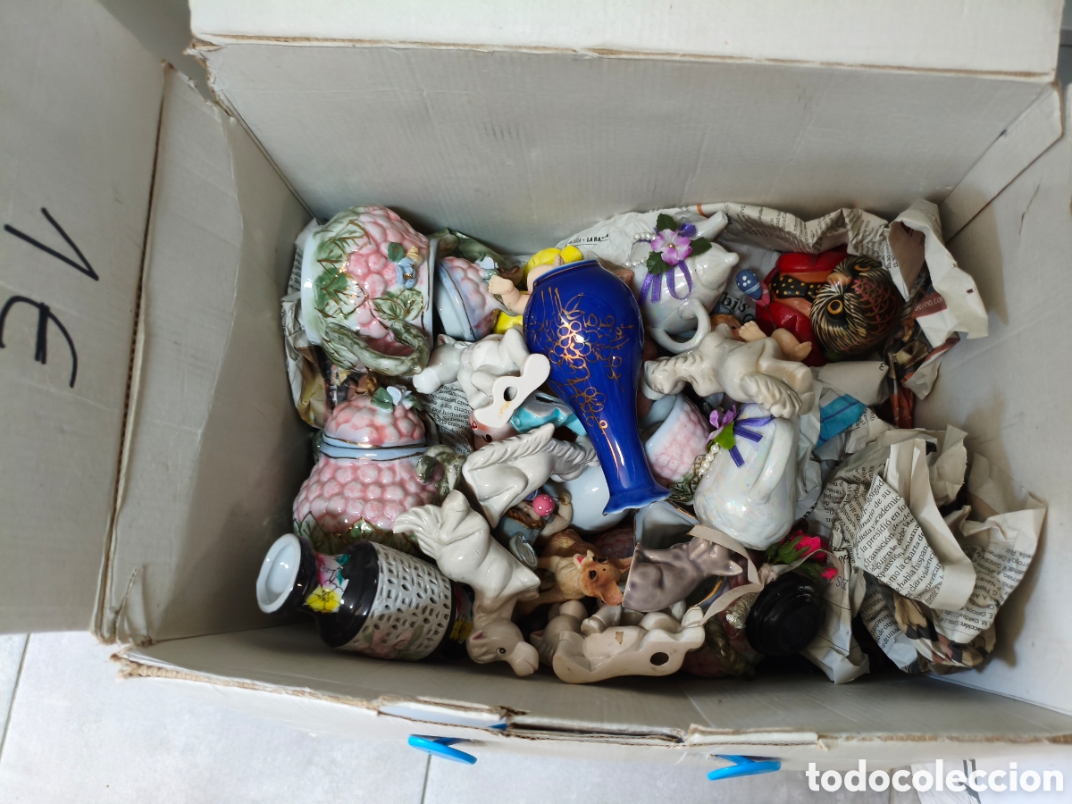 Antig&uuml;edades: Caja m&aacute;s de 50 figuras porcelana
