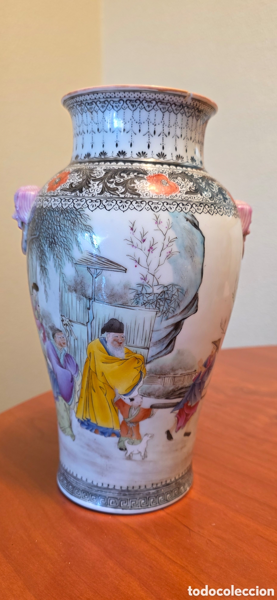 Antig&uuml;edades: Jarr&oacute;n chino porcelana Famille Rose con figuras &ndash; marca Qianlong &ndash; 25 cm &ndash; mitad s. XX