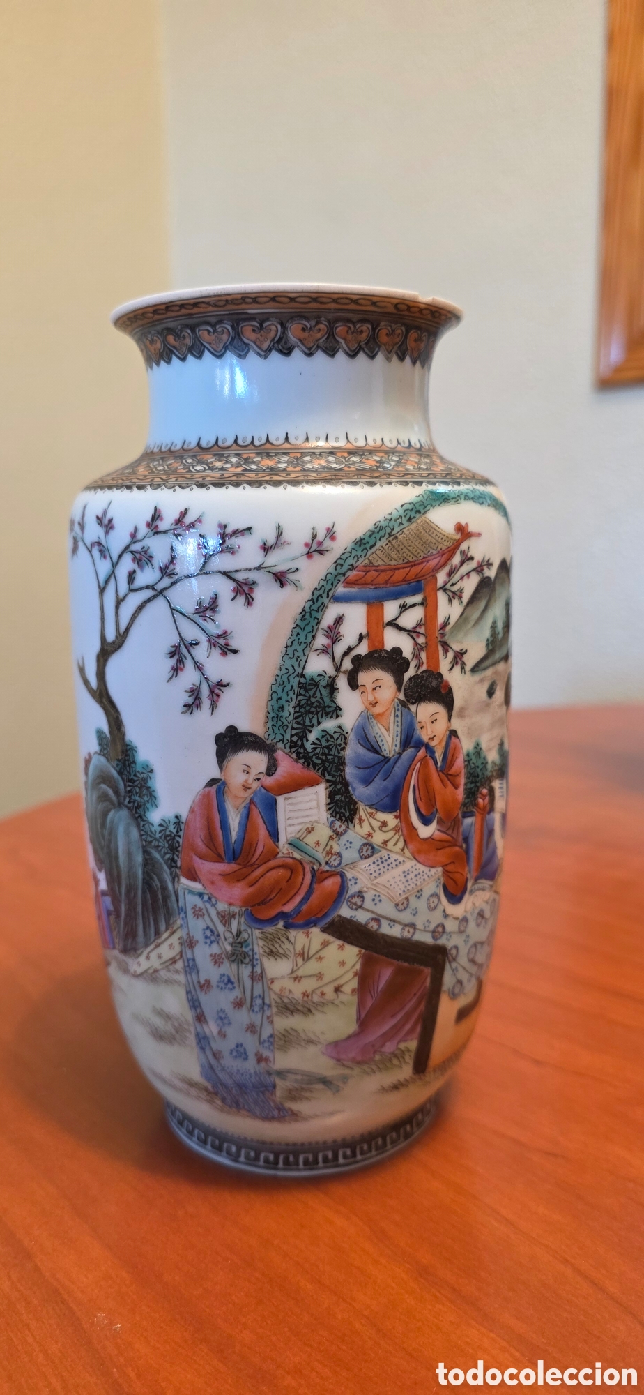 Antig&uuml;edades: Jarr&oacute;n chino porcelana Famille Rose con damas y caligraf&iacute;a &ndash; marca Yongzheng &ndash; 20 cm aprox.