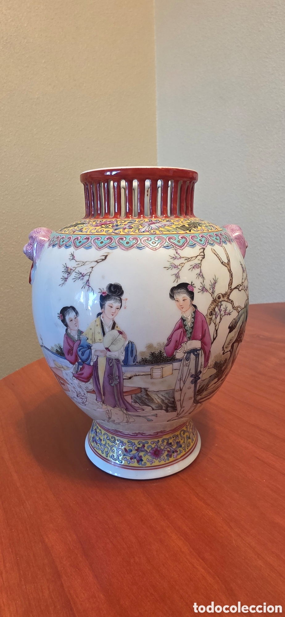 Antig&uuml;edades: Jarr&oacute;n chino porcelana Famille Rose cuello calado, damas y asas &ndash; marca Qianlong &ndash; 20 cm