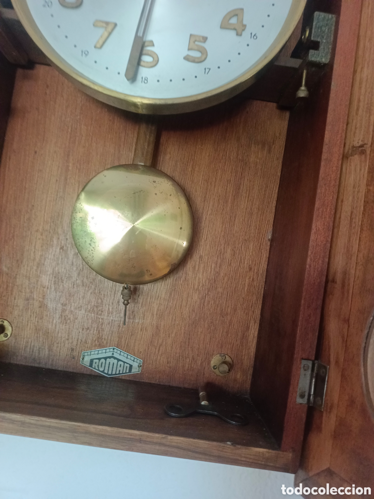 Antig&uuml;edades: Reloj de pared en mueble de madera. - Foto 2