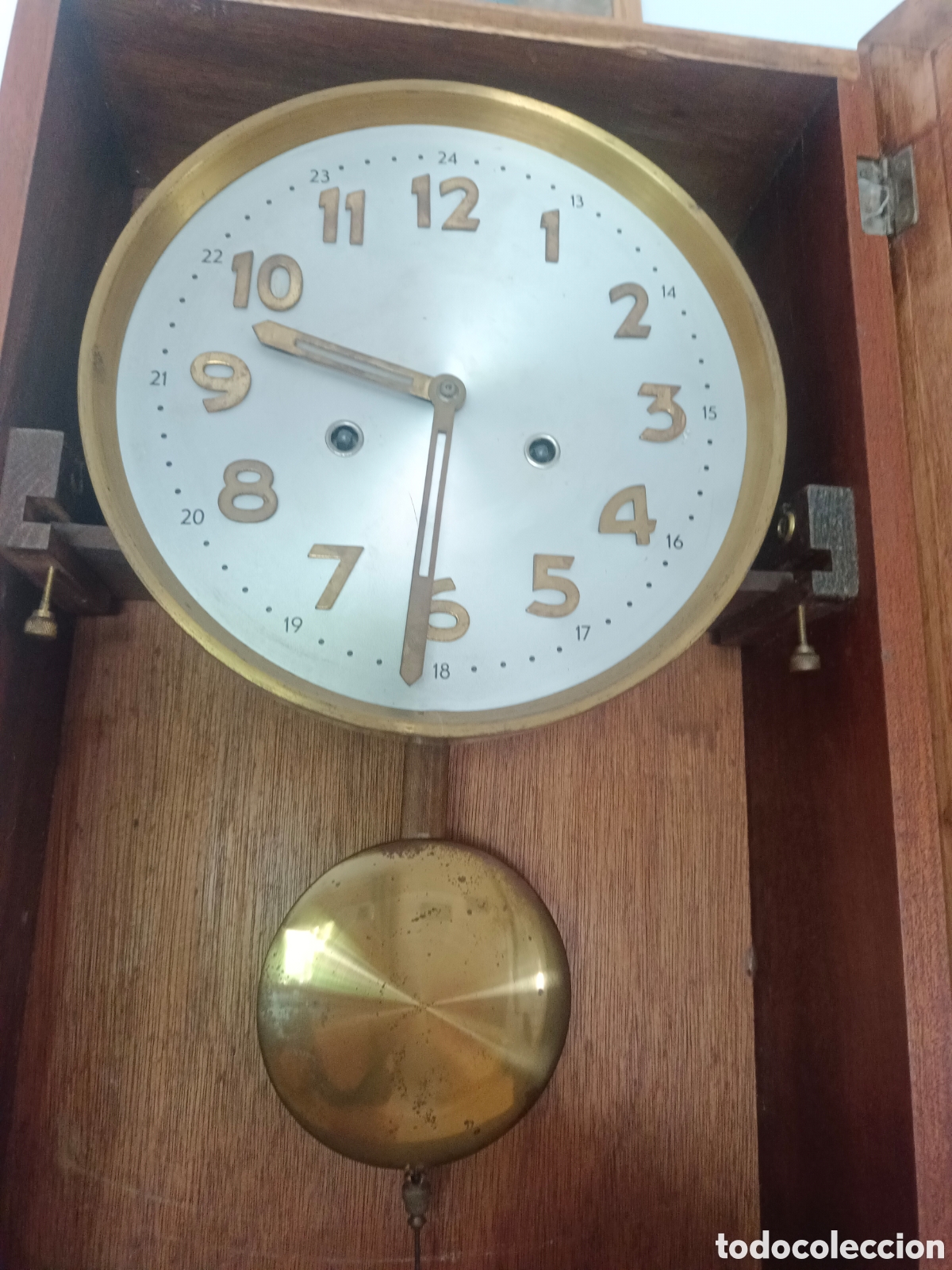 Antig&uuml;edades: Reloj de pared en mueble de madera. - Foto 3