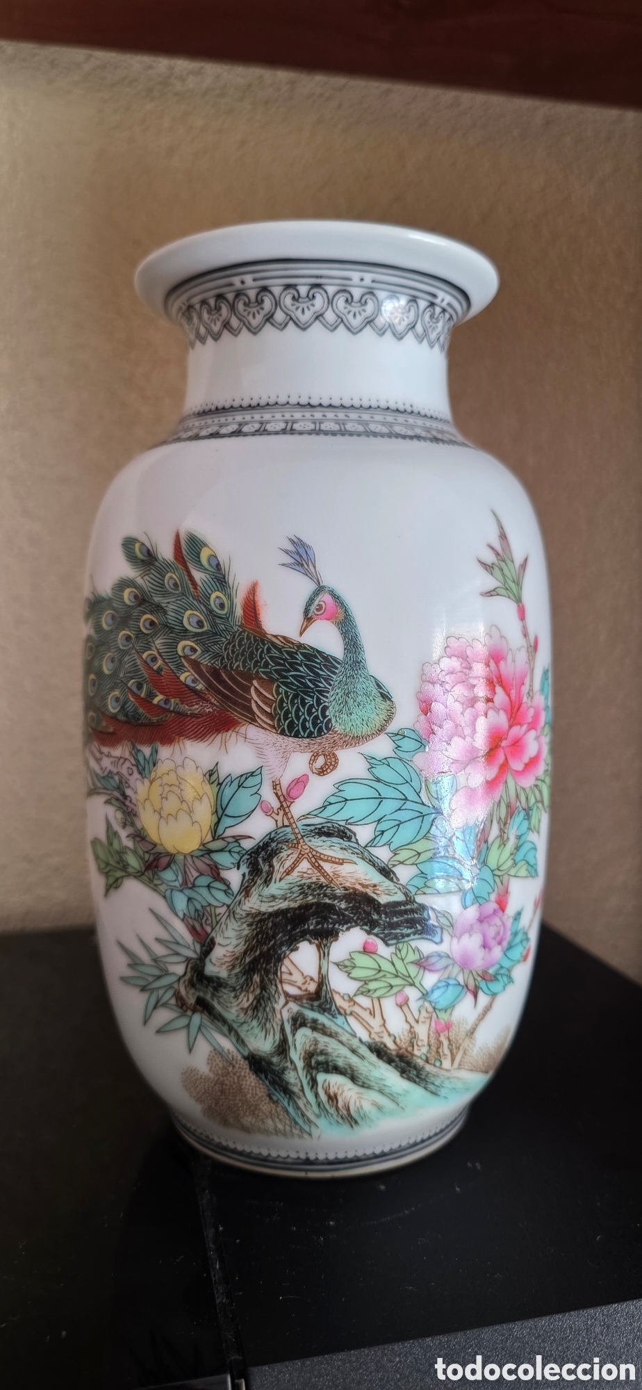 Antig&uuml;edades: Jarr&oacute;n chino porcelana Famille Rose con pavo real y peon&iacute;as &ndash; marca Qianlong &ndash; 20 cm