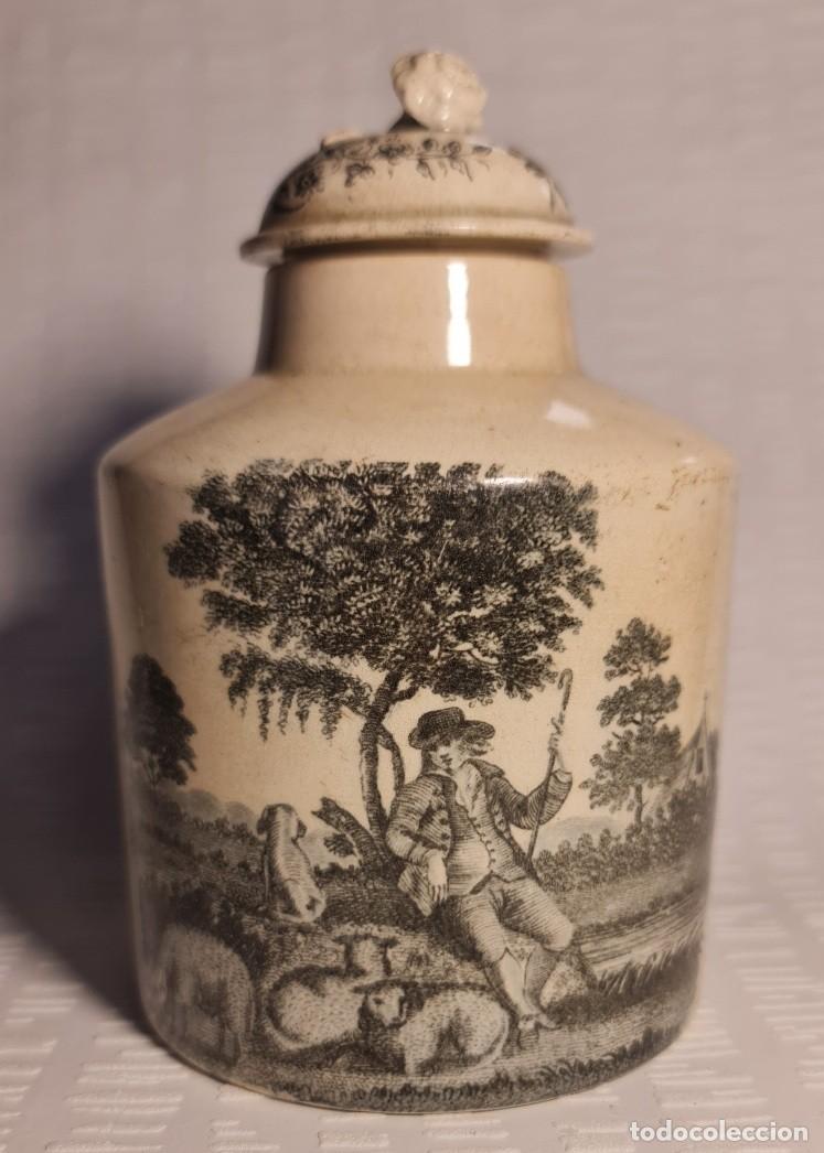 Antig&uuml;edades: Bote de t&eacute; Wedgwood &rdquo;The Tea Party&rdquo; Creamware inglesa, atribuido a Josiah Wedgwood