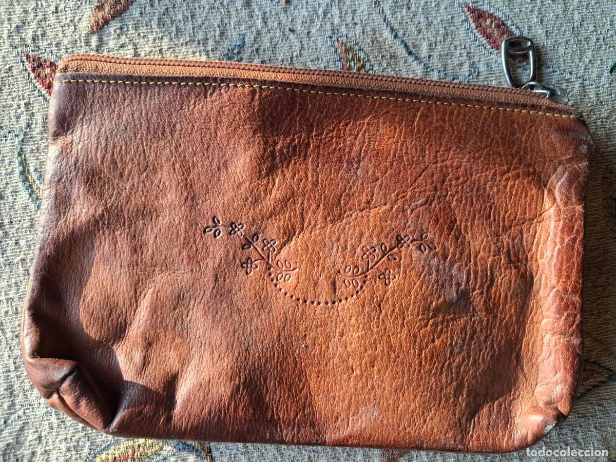 Antig&uuml;edades: Antiguo gran monedero en piel con flores grabadas - 19 por 13 cms -