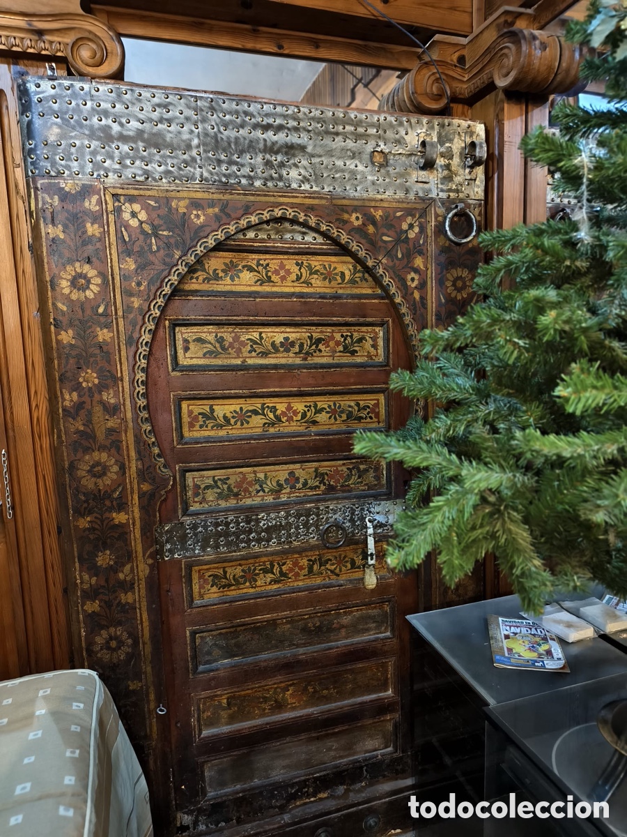 Antig&uuml;edades: Puerta &aacute;rabe con postigo cedro policromada 215 cm x 120 cm x 9 cm