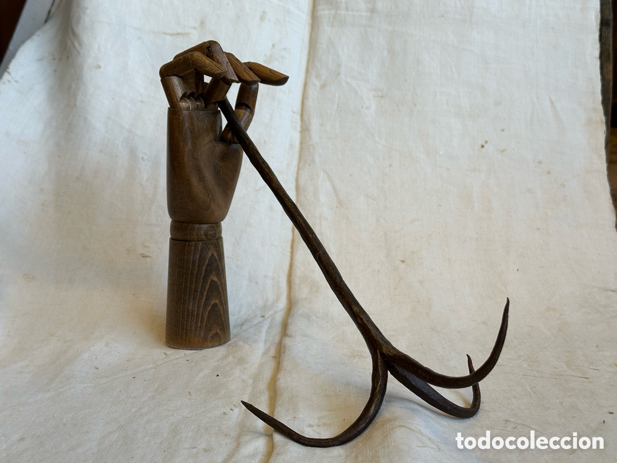 Antig&uuml;edades: Gancho pozo de forja, s.XIX. Percha colgador hierro antiguo. Etnograf&iacute;a castellana.