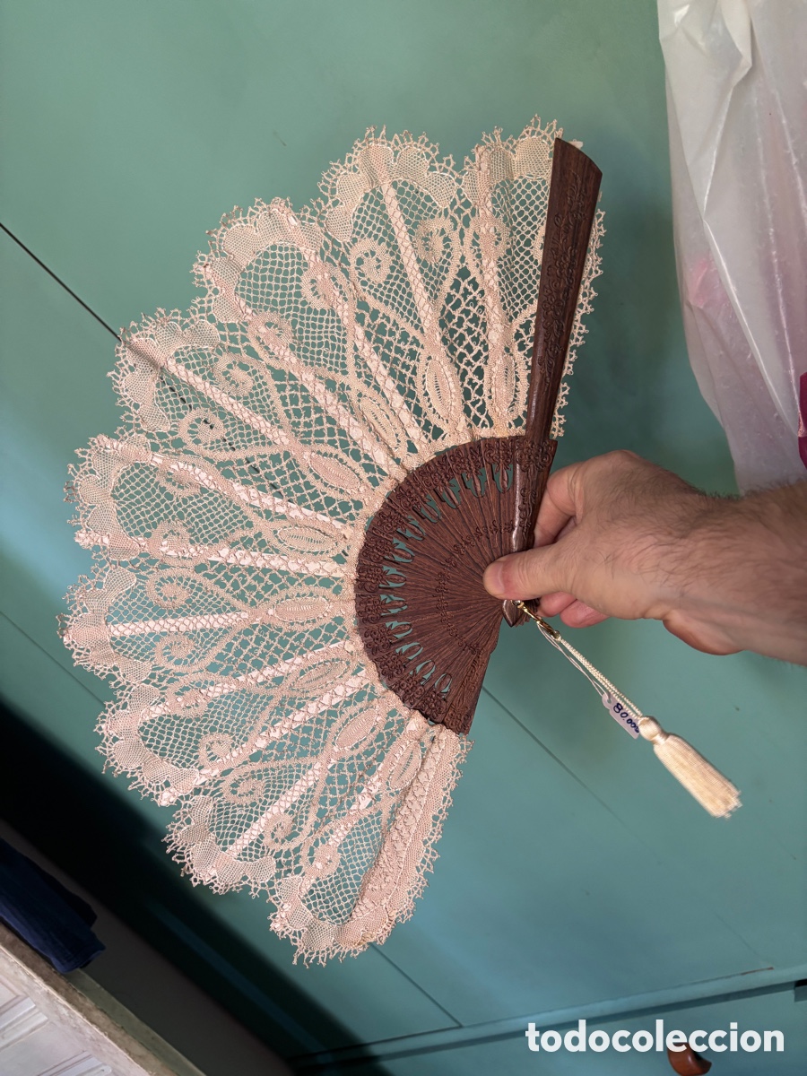 Antig&uuml;edades: ABANICO ARTESANAL DE ENCAJE DE BOLILLOS Y MADERA REPUJADA - 44 CM