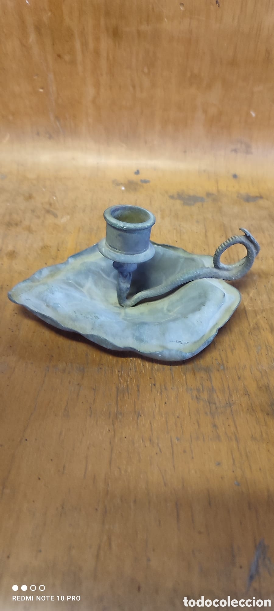 Antig&uuml;edades: Antigua Palmatoria de lat&oacute;n en forma de hoja de parra y asa en forma de serpiente.