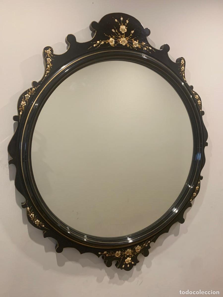 Antig&uuml;edades: Espejo ovalado estilo chinoiserie negro con decoraci&oacute;n floral dorada