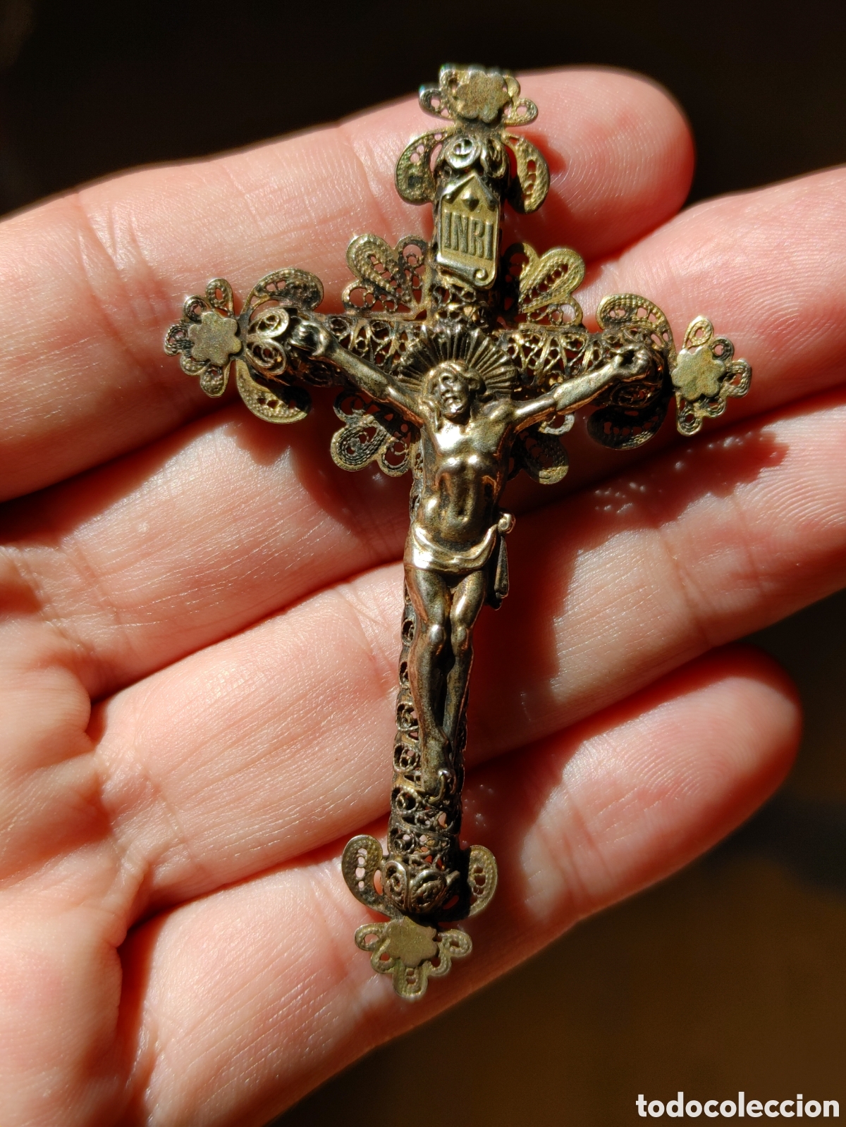Antig&uuml;edades: Antiguo cristo en filigrana de plata dorada.