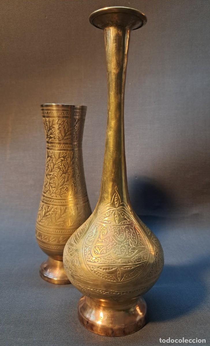 Antig&uuml;edades: CONJUNTO DOS JARRONES DE BRONCE O LATON CON MOTIVOS ORIENTALES