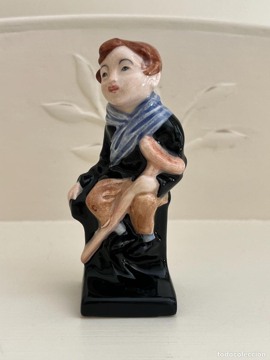 Antig&uuml;edades: Figura Royal Doulton Tiny Tim M56 &ndash; Dickens miniatura 10 cm &ndash; Cuento de Navidad Descripci&oacute;n