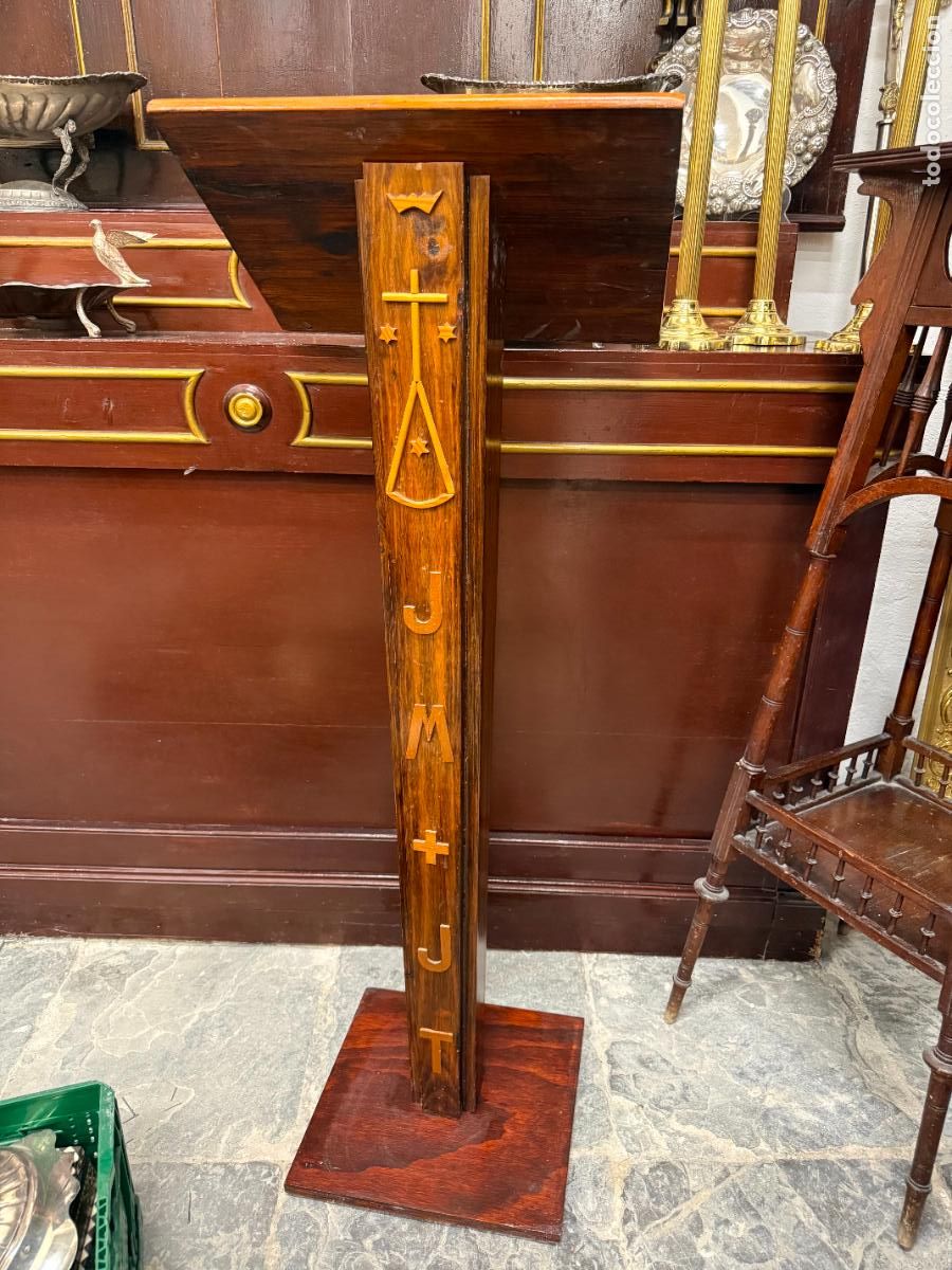 Antig&uuml;edades: ATRIL RELIGIOSO DE MADERA