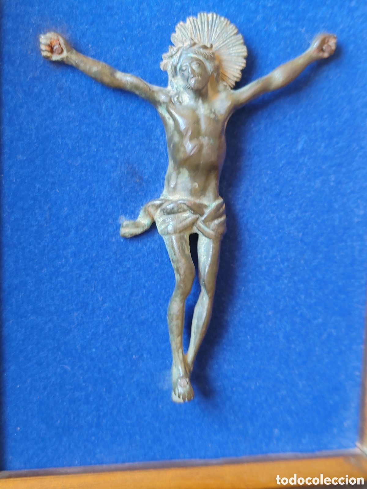 Antig&uuml;edades: Cristo en bronce enmarcado. Del siglo XVII.