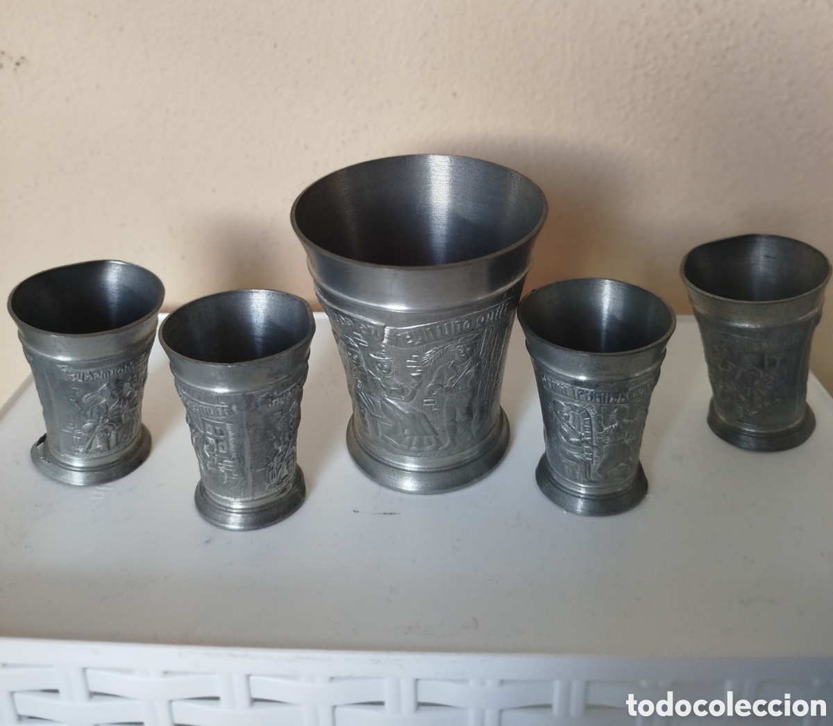 Antig&uuml;edades: Lote de 5 Vasos de Peltre Alem&aacute;n (Rein Zinn) con Relieves de Taberna - 1 Vaso Grande y 4 Chupitos