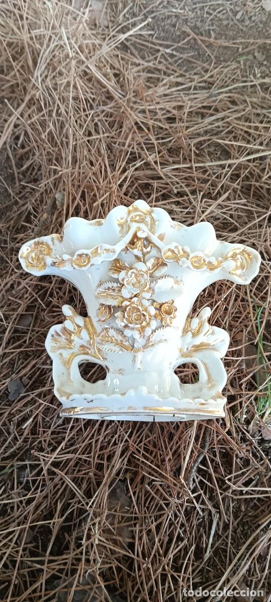 Antig&uuml;edades: ANTIGUO FLORERO / JARR&Oacute;N ISABELINO EN PORCELANA BLANCA CON RELIEVES FLORALES Y DORADOS (S. XIX)17 CM