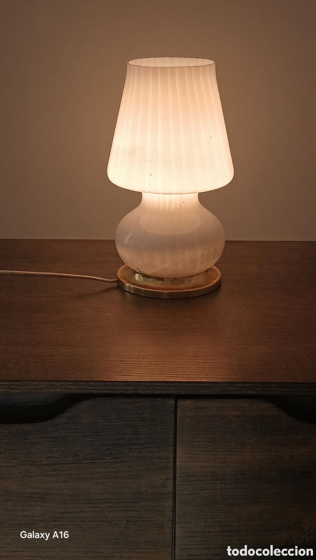 Antig&uuml;edades: L&aacute;mpara de mesa de cristal y metal Elegante l&aacute;mpara de mesa con un dise&ntilde;o moderno y sofisticado