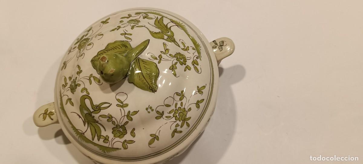 Antig&uuml;edades: SOPERA EN CER&Aacute;MICA ESMALTADA DECORADA EN VERDE MOTIVOS FLORALES Y AVES CON TAPA