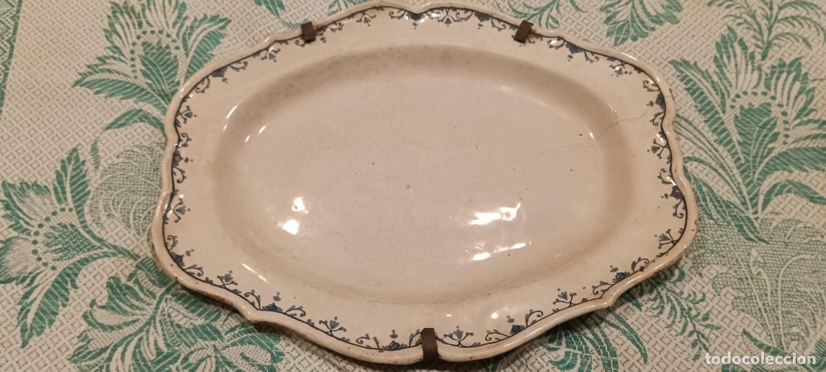 Antig&uuml;edades: GRAN FUENTE OCHAVADA EN LOZA ANTIGUA CON CENEFA AZUL Y SOPORTE DE PARED - 42 X 33 CM