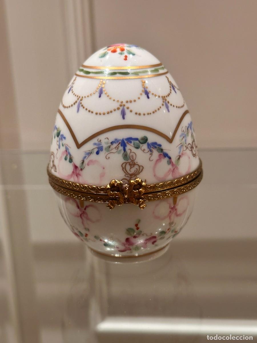 Antig&uuml;edades: Gran caja huevo porcelana de Limoges pintada a mano &ndash; La Reine &ndash; Estilo Luis XVI &ndash; Montura dorada co