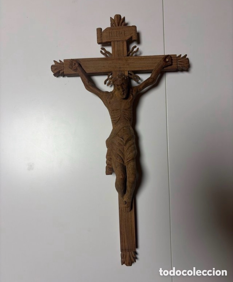 Antig&uuml;edades: Cruz de Jesucristo de madera tallada