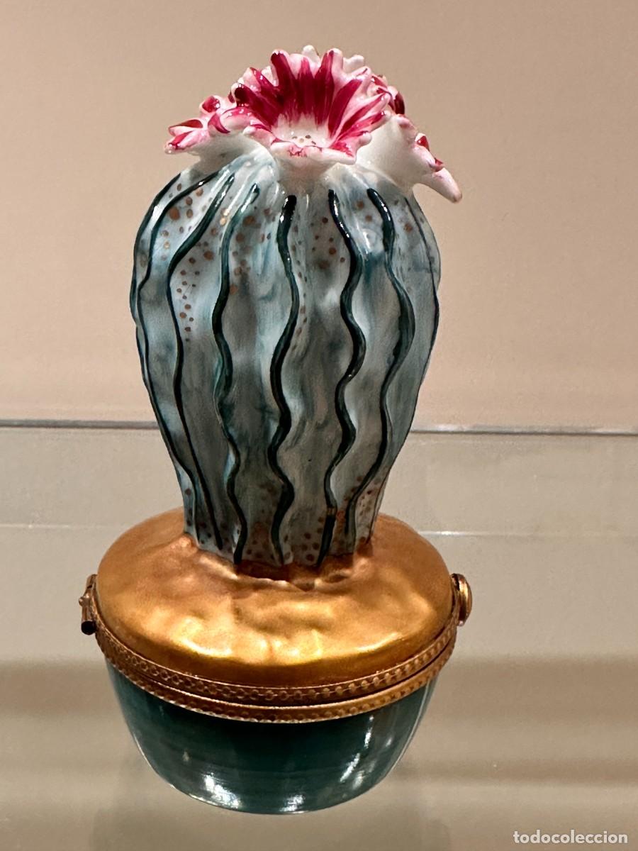 Antig&uuml;edades: aja porcelana de Limoges pintada a mano &ndash; Cactus en flor &ndash; La Reine &ndash; Montura dorada
