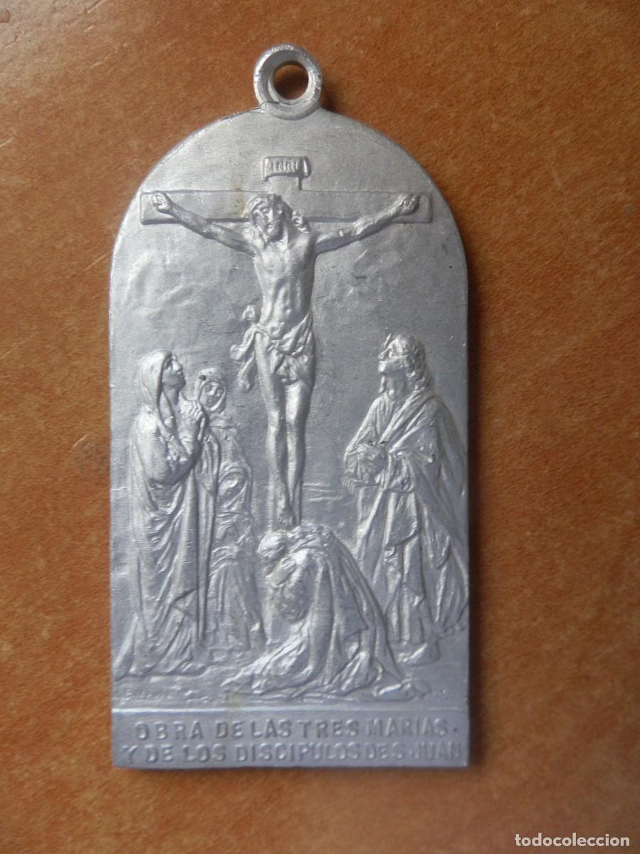 Antig&uuml;edades: Medalla con escena del Calvario con la crucifixi&oacute;n. Las Tres Mar&iacute;as y el ap&oacute;stol San Juan. B. Maura.