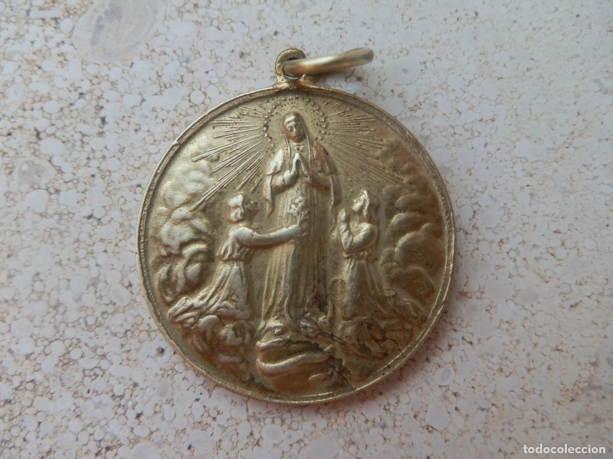 Antig&uuml;edades: Medalla antigua archicofradia hijas de Maria, en bronce dorado.