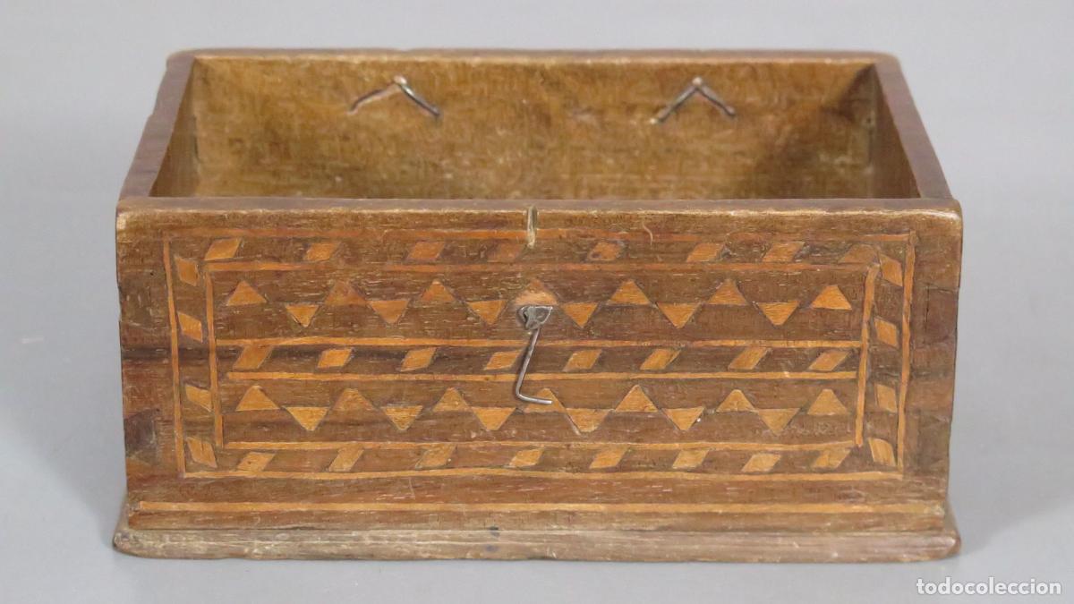 Antig&uuml;edades: ARQUETA. TARACEA MADERAS NOBLES. ARAGON. SIGLO XVII