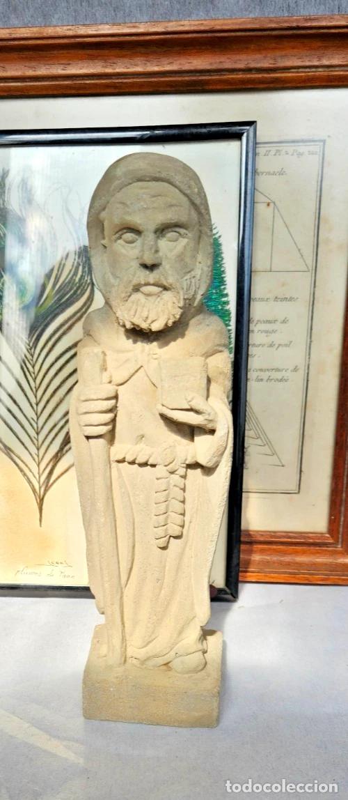 Antig&uuml;edades: STATUETTE DE SAINT ANTOINE OU ST JACQUES COMPOSTELLE EN PIERRE TAILLEE SIGNEE TM