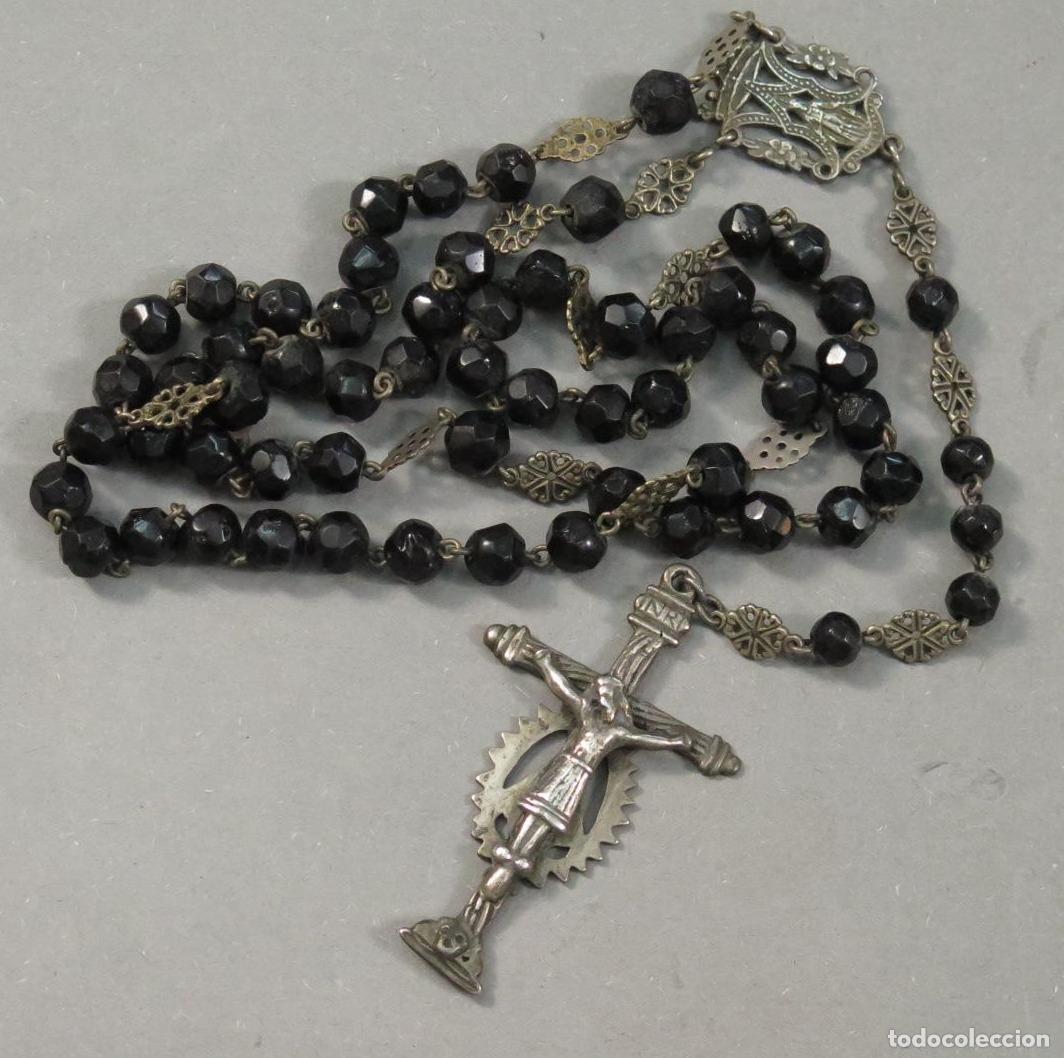 Antig&uuml;edades: ROSARIO. AZABACHE Y PLATA. CRUZ CRISTO DE BURGOS Y ADVOCACION MARIANA A IDENTIFICAR SIGLO XVII.