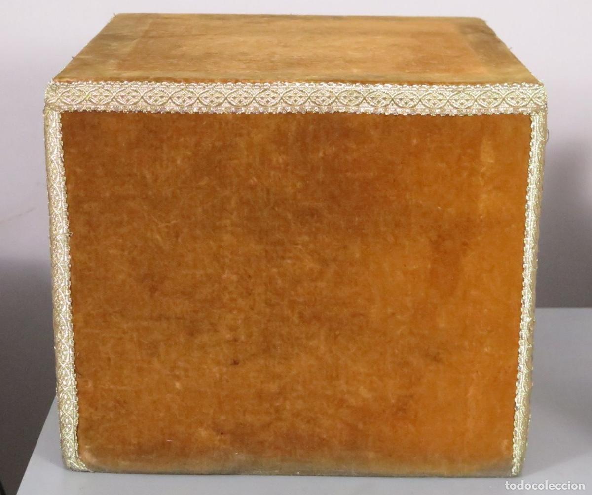 Antig&uuml;edades: PEDESTAL. TAPIZADO CON TERCIOPLEO. SIGLO XX