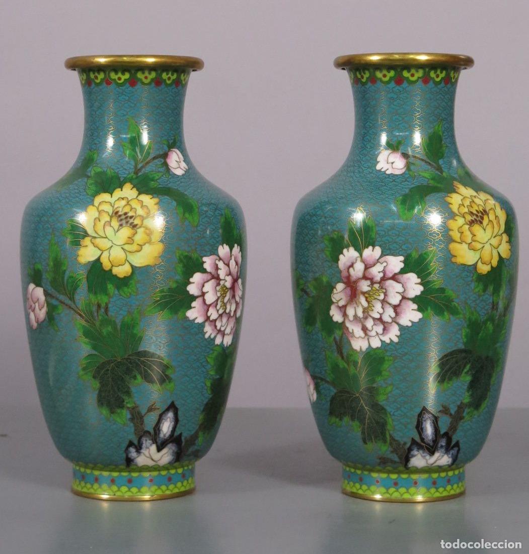 Antig&uuml;edades: PAREJA DE JARRONES. CLOISONNE. CHINA. SIGLO XX. GRANDES