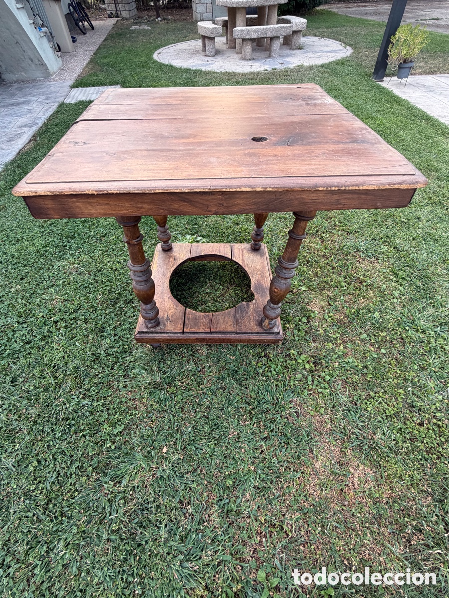 Antig&uuml;edades: Mesa cl&aacute;sica antigua de madera