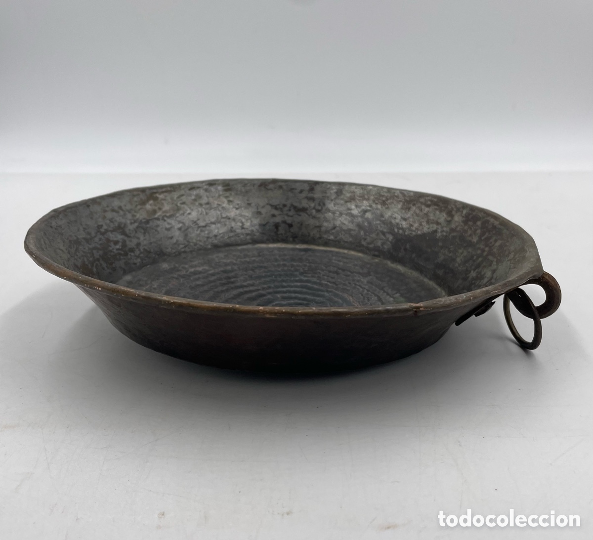 Antig&uuml;edades: Plato antiguo de cobre. - Foto 2