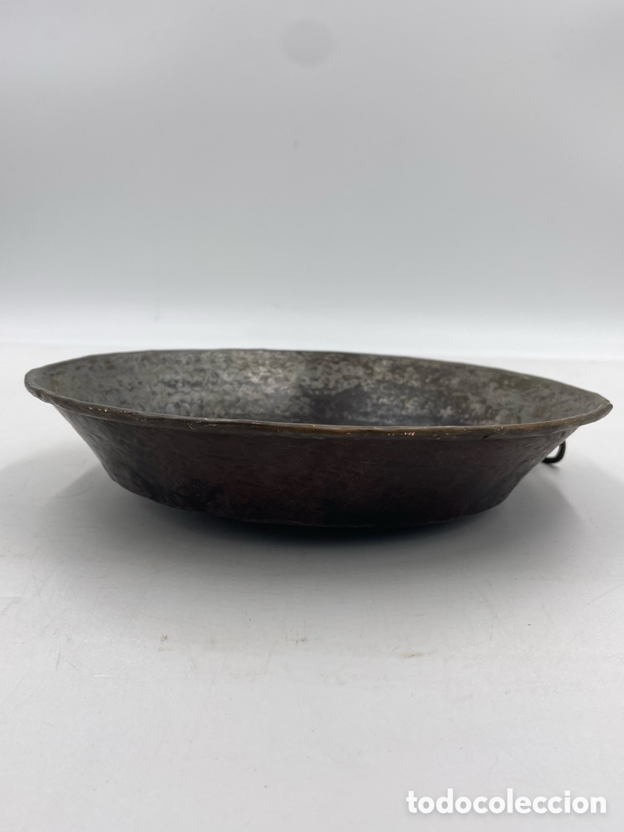 Antig&uuml;edades: Plato antiguo de cobre. - Foto 3