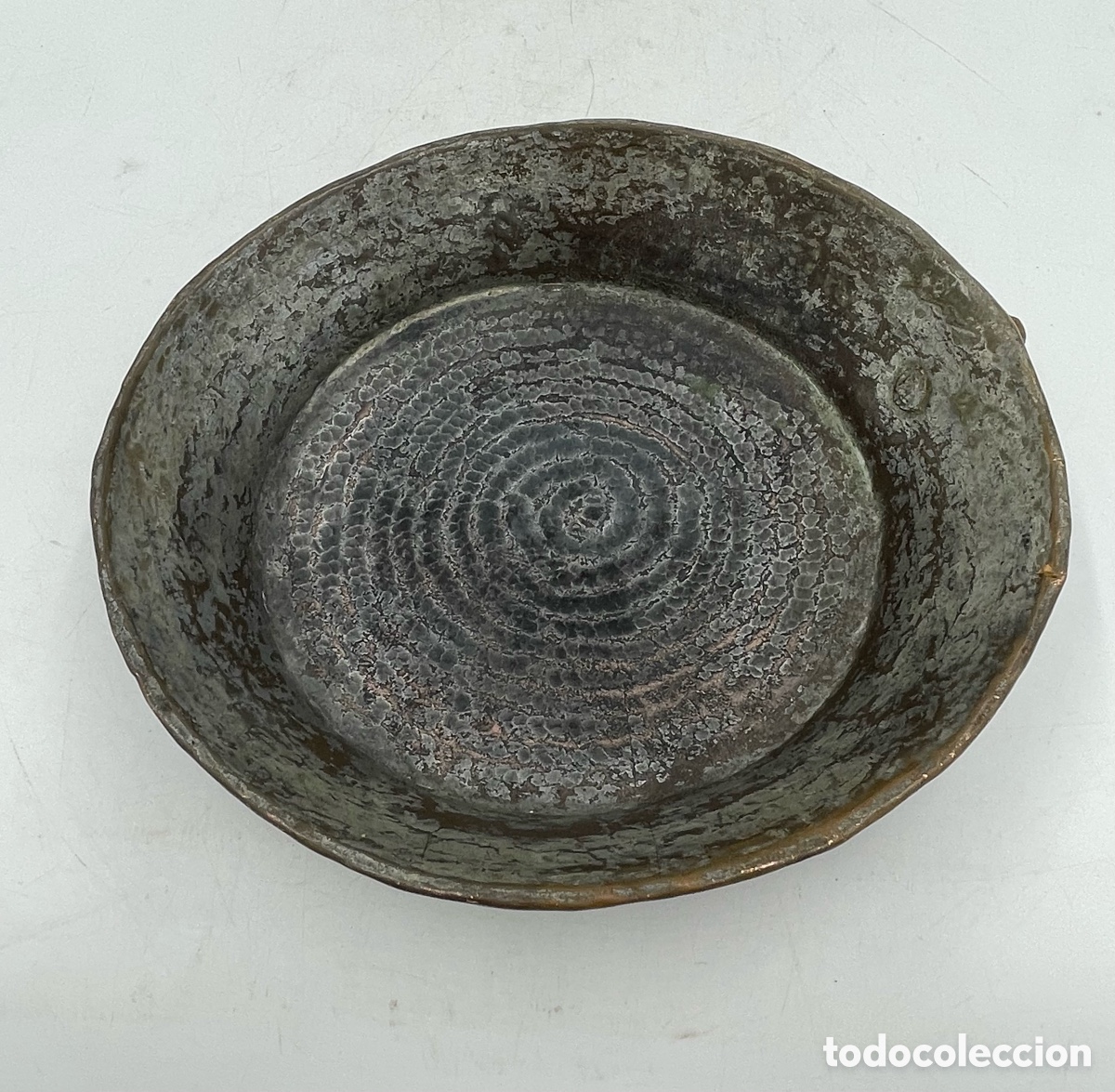 Antig&uuml;edades: Plato antiguo de cobre.